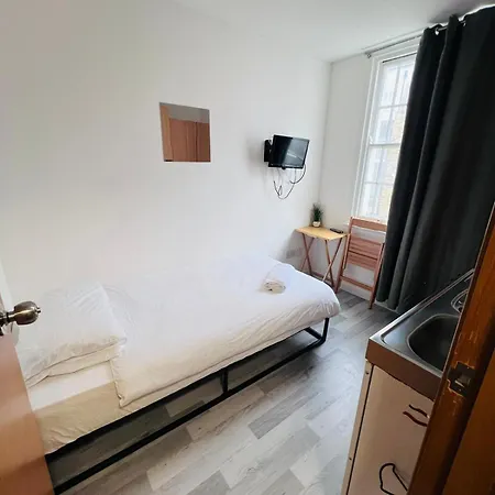 F301-Awesome 3Rd Flr Studio Fits 1 Near Hyde Park